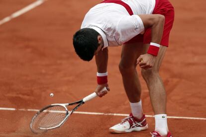 Djokovic rompe su raqueta contra el suelo durante un enfrentamiento contra el español Roberto Bautista, en Roland Garros, el 1 de junio de 2018.