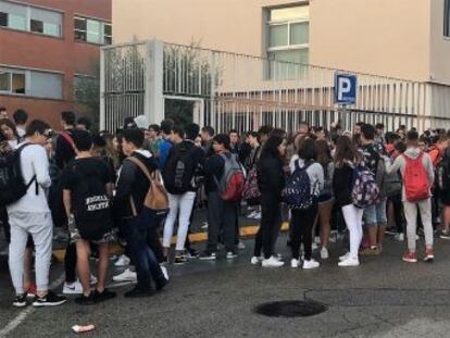 Los asistentes rechazan la actuación de dos maestros que cargaron contra el cuerpo en clases con niños que viven en el cuartel