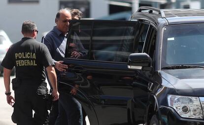 Pezãoo é escoltado por policiais federais no Rio de Janeiro.