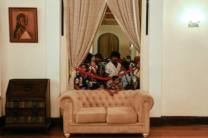 Un grupo de manifestantes, dentro del complejo presidencial. Tras varios intentos frustrados, el presidente de Sri Lanka, Gotabaya Rajapaksa, logró huir del país en la madrugada de este miércoles a bordo de un avión militar con destino a Maldivas, según ha confirmado la oficina del primer ministro.
