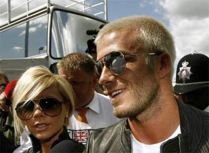 El futbolista inglés David Beckham y su esposa, Victoria Adams ha desatado una locura en el ''paddock'' del circuito británico de Silverstone.