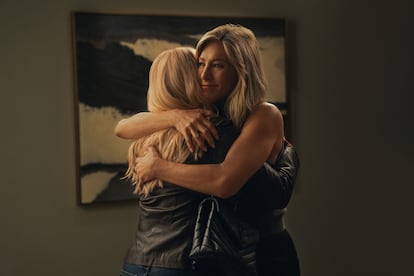 Jennifer Aniston, como Alex Levy, abraza a Reese Witherspoon, que interpreta a Bradley Jackson, en un capítulo de la cuarta temporada de 'The Morning Show', de Apple TV.