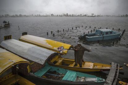 Un barquero de Cachemira despeja la nieve de un 'shikara' (embarcacin) estacionado en las orillas del lago Dal, despus de una nevada en Srinagar, Cachemira, India.