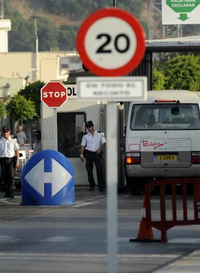 Dos agentes, ayer, en el puesto de control entre La Línea y Gibraltar.