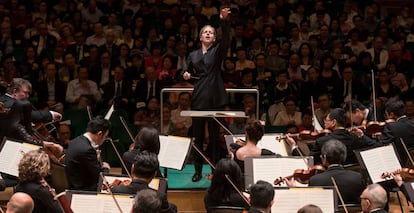 Karina Canellakis dirigiendo a la Orquesta Filarm&oacute;nica de Hong Kong.