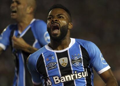 Fernandiho celebra el primer gol contra Lanús.