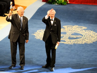 Zygmunt Bauman (derecha) junto a Alain Touraine en Oviedo, el 22 de octubre de 2010, día en que recibieron el Premio Príncipe de Asturias de Comunicación y Humanidades