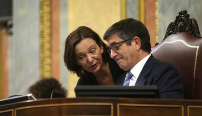 Carolina Bescansa conversa con el presidente del Congreso Patxi L&oacute;pez.