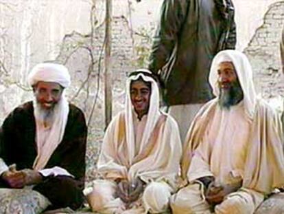 Mohamed Atef, junto a un hijo de Bin laden con el que casó a su hija en enero.