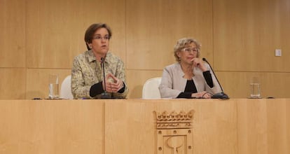 La alcaldesa de Madrid, Manuela Carmena, y la portavoz socialista Purificaci&oacute;n Casuapi&eacute;. 