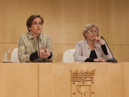 La alcaldesa de Madrid, Manuela Carmena, y la portavoz socialista Purificación Casuapié.