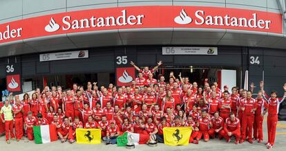 Todo el equipo de Ferrari, junto a Fernando Alonso, celebrando el triunfo de la escudería italiana