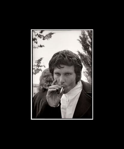 La explosión musical de California pilló a Marshall con su cámara en pleno funcionamiento. Se subió a los autobuses de los Gretaful Dead o Jefferson Airplane, estandartes de aquella escena psicodelica y fascinante. En la imagen, Jim Morrison, cantante de The Doors, fuma un cigarillo con su gesto naif ante la mirada del fotógrafo.