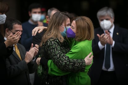 La exconsejera Meritxell Serret se abraza con la expresidenta Carme Forcadell.