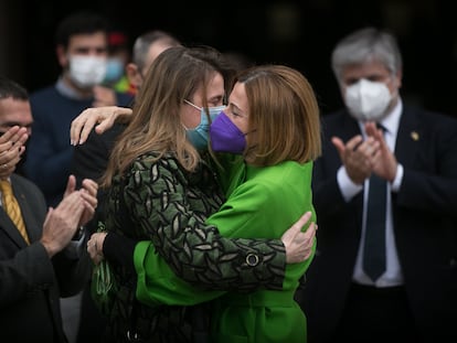 La exconsejera Meritxell Serret se abraza con la expresidenta Carme Forcadell.