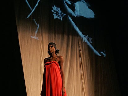 Desfile de moda de la diseñadora india Susie Wong ayer en el teatro Lara de Madrid.