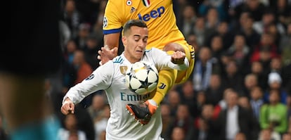 MADRID, SPAIN - APRIL 11: Medhi Benatia of Juventus fouls Lucas Vazquez of Real Madrid, leading to a penalty being awarded during the UEFA Champions League Quarter Final Second Leg match between Real Madrid and Juventus at Estadio Santiago Bernabeu on April 11, 2018 in Madrid, Spain. (Photo by Matthias Hangst/Bongarts/Getty Images)