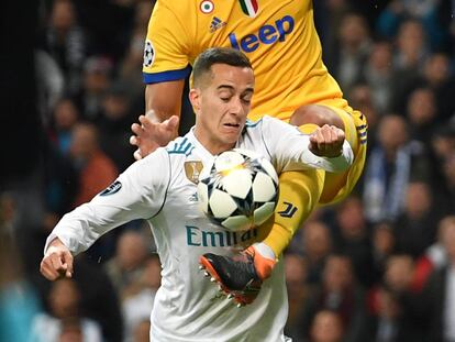 MADRID, SPAIN - APRIL 11: Medhi Benatia of Juventus fouls Lucas Vazquez of Real Madrid, leading to a penalty being awarded during the UEFA Champions League Quarter Final Second Leg match between Real Madrid and Juventus at Estadio Santiago Bernabeu on April 11, 2018 in Madrid, Spain. (Photo by Matthias Hangst/Bongarts/Getty Images)