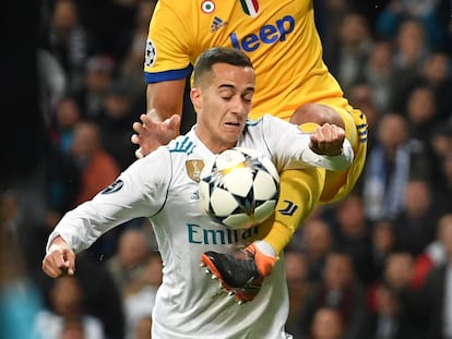 MADRID, SPAIN - APRIL 11: Medhi Benatia of Juventus fouls Lucas Vazquez of Real Madrid, leading to a penalty being awarded during the UEFA Champions League Quarter Final Second Leg match between Real Madrid and Juventus at Estadio Santiago Bernabeu on April 11, 2018 in Madrid, Spain. (Photo by Matthias Hangst/Bongarts/Getty Images)