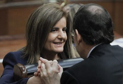 Mariano Rajoy felicita a Fátima Báñez tras la intervención de la ministra en el Congreso.