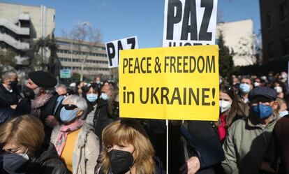 Varias personas con pancartas que rezan 'Paz' en una manifestación contra la guerra en Ucrania en Madrid.