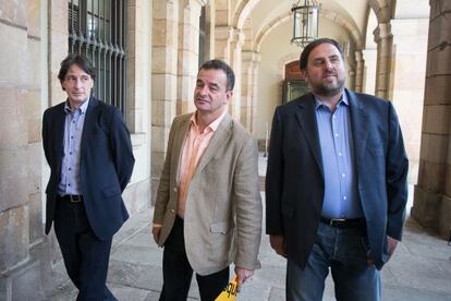 De izquierda a derecha, Jordi Portabella, Alfred Bosch y Oriol Junqueras, ayer en el Parlament.