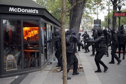 Activistas lanzan gasolina a un restaurante McDonald's durante la manifestación del Primero de Mayo en el centro de París, Francia.