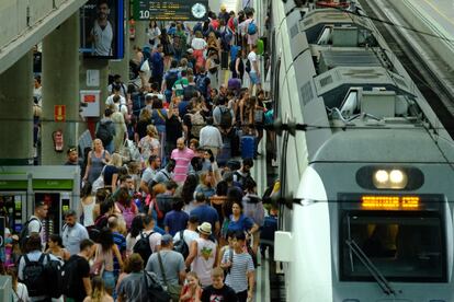 El secretario general del sector ferroviario de CC OO, Manuel Nicolás Taguas, aseguró que no descartan "volver a la carga" con nuevas convocatorias de huelga en Renfe en los próximos meses de agosto y septiembre en caso de que la compañía no atienda a sus reivindicaciones. En la imagen, pasajeros de la estación de Santa Justa, en Sevilla.