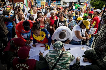 Jornada de alistamiento durante una manifestación en Caracas, el 29 de agosto.