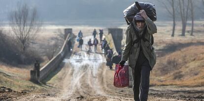 Los refugiados intentan ingresar a Grecia cruzando el río Evros, el 1 de marzo.