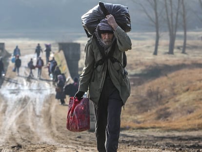 Los refugiados intentan ingresar a Grecia cruzando el río Evros, el 1 de marzo.