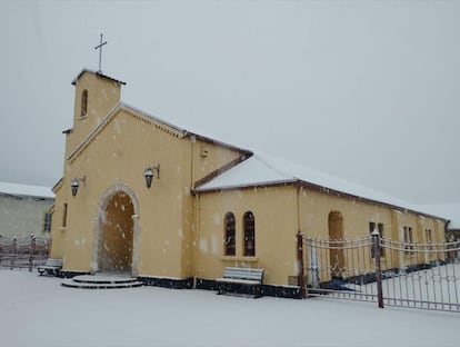 Ante los incidentes por la presencia abundante de lluvia, nieve y aguanieve, Protección Civil ha pedido a los habitantes de los municipios del noroeste mexicano tomar precauciones como permanecer resguardados y mantenerse abrigados e hidratados. En la imagen, la iglesia de Nuestra Señora de Lourdes, en el poblado chihuahuense de Creel. 