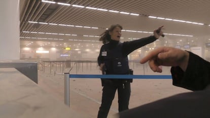 Una agente de policía en el interior del aeropuerto de Bruselas tras la explosión.