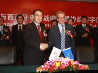 Chang Xiaobing, presidente de China Unicom, junto a C&eacute;sar Alierta, presidente de Telef&oacute;nica. 