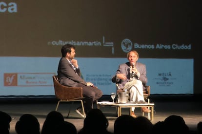 Michel Houellebecq, entrevistado por el escritor argentino Gonzalo Garc&eacute;s el 10 de noviembre en Buenos Aires. 