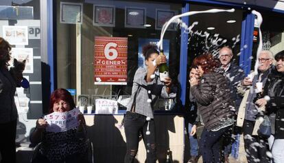 Celebració del primer premi del Sorteig del Nen en un administració de Mollet del Vallès.