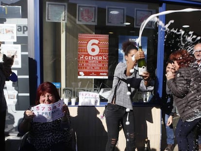 Celebració del primer premi del Sorteig del Nen en un administració de Mollet del Vallès.