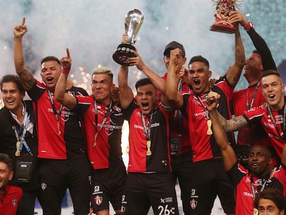 Los jugadores del Atlas celebran su segunda Liga MX de toda su historia, en el estadio Jalisco.