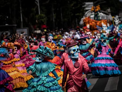 Personas disfrazadas durante el desfile del Día de muertos sobre Paseo de la Reforma, el 31 de octubre del año pasado.