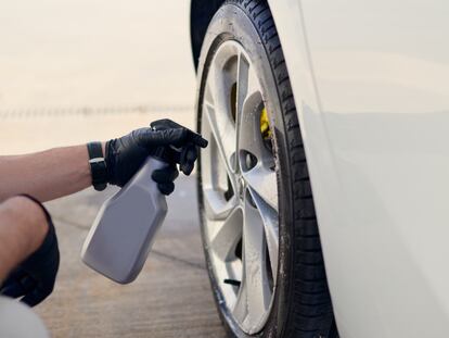 Artículo de EL PAÍS Escaparate que describe el espray abrillantador top ventas para neumáticos y plásticos del coche