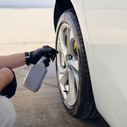 Artículo de EL PAÍS Escaparate que describe el espray abrillantador top ventas para neumáticos y plásticos del coche