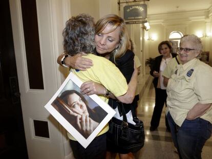 Debbie Ziegler, madre de Brittany Maynard, con una foto de su hija el pasado mi&eacute;rcoles en el Capitolio de California.