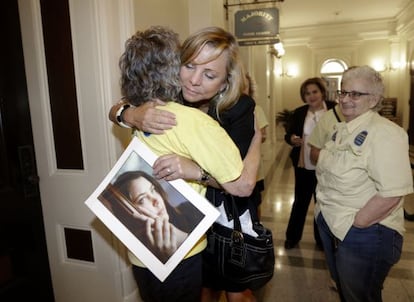 Debbie Ziegler, madre de Brittany Maynard, con una foto de su hija el pasado miércoles en el Capitolio de California.