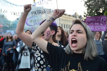 Una dona protesta contra la sentència del 'cas la Manada', a Madrid.