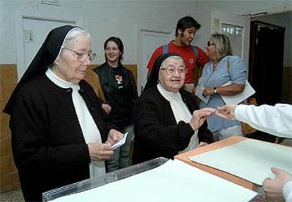 En la imagen, dos monjas que han acudido a votar a primera hora de la mañana en un colegio del centro de Madrid.