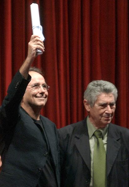 Serrat, junto al rector de la Universidad de Córdoba, Jorge González.