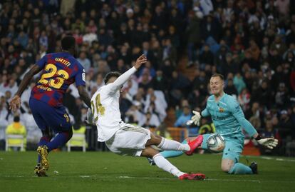 Momento del último partido entre el Real Madrid y el Barcelona, en marzo en el Santiago Bernabéu.