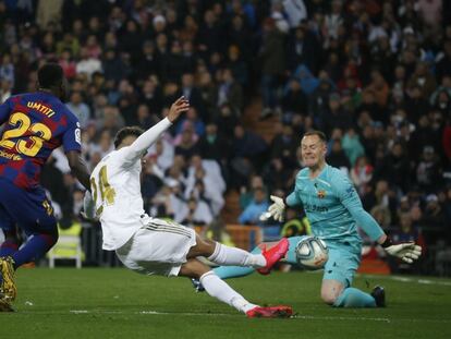 Momento del último partido entre el Real Madrid y el Barcelona, en marzo en el Santiago Bernabéu.