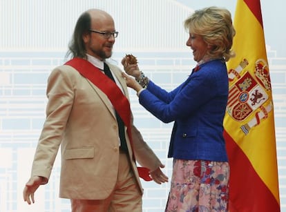 Esperanza Aguirre, entregando a Santiago Segura la Gran Cruz de la Orden del Dos de mayo durante el acto celebrado el pasado martes en la Casa de Correos de Madrid. 