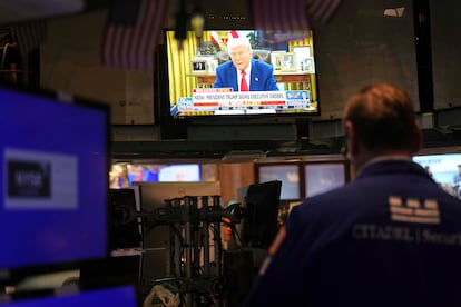 Trump aparece en un televisor este miércoles en la Bolsa de Nueva York.
